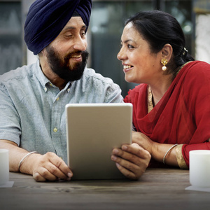 印度夫妇使用数字平板电脑