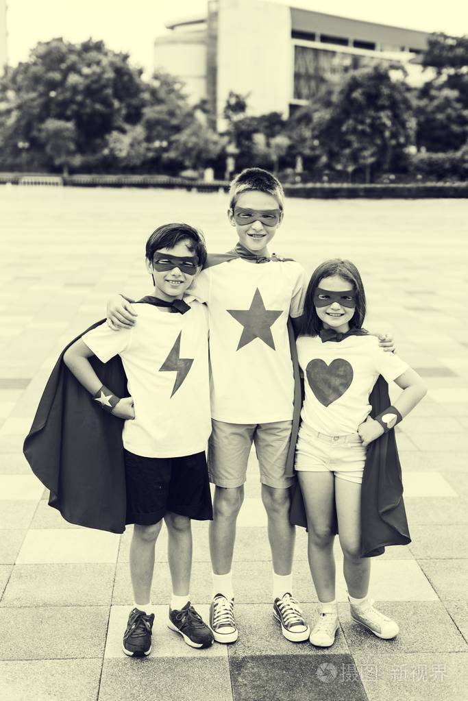 孩子们在服饰的超级英雄
