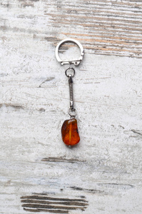 亮橙黄色的琥珀项链琥珀珠子项链琥珀珠子串在一个古老的灰色木制背景上