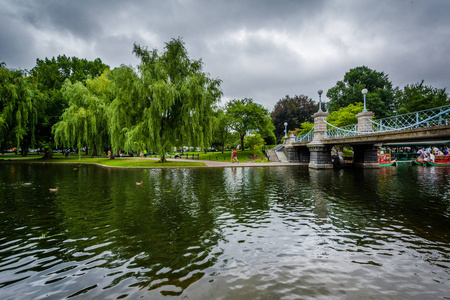 在波士顿，Massachuset 公共花园湖桥