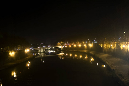 蒂伯河在罗马的夜晚图片