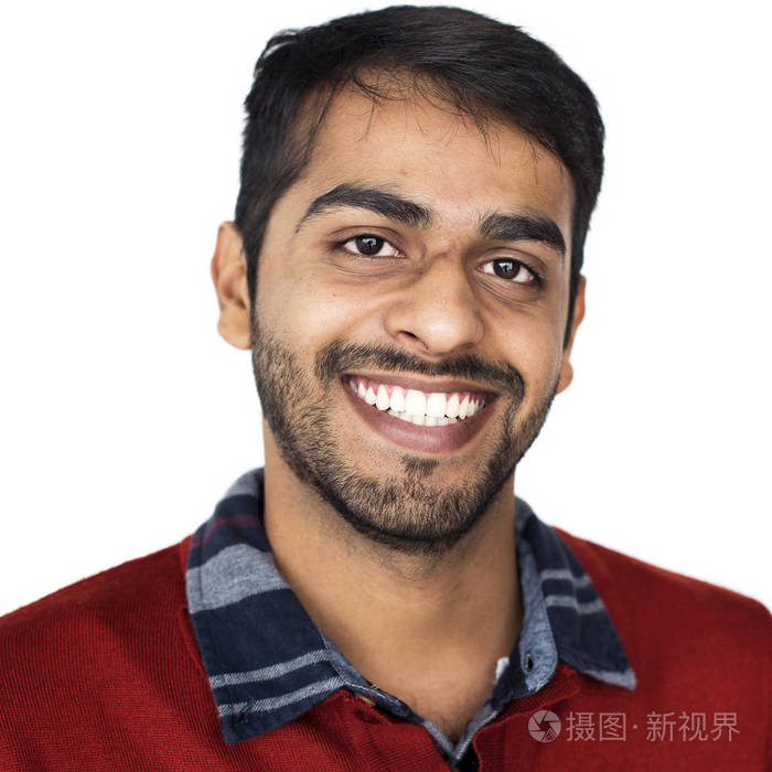 印度族裔的男人微笑着