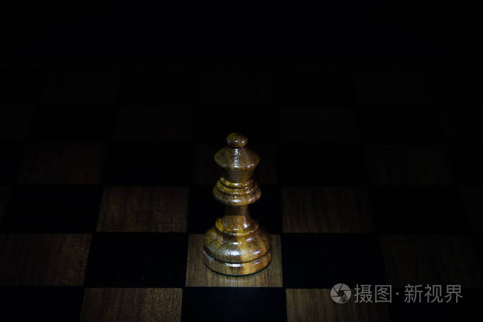 在黑色背景上的象棋木材