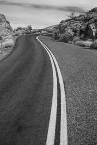 孤独的沙漠公路黑色和白色