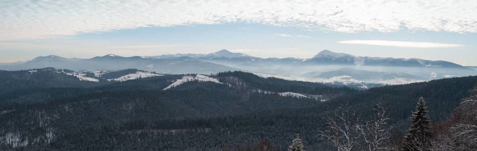 喀尔巴阡山冬季的全景