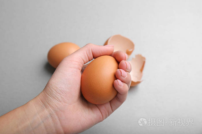 手上捧着生鸡蛋