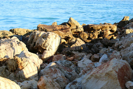 沿着海岸的岩石