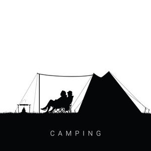 母亲和儿子开心户外帐篷附近的剪影.秋季夏天户外活动的概念.