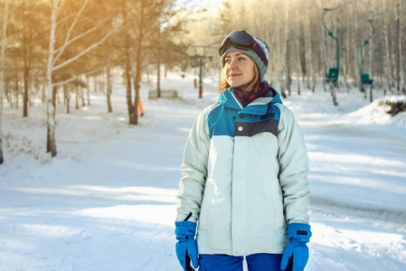 女人在山上滑雪下坡是树丛