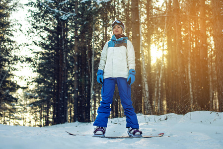 女性的滑雪板滑雪下山