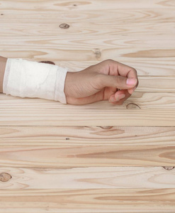 手腕挫伤纱布绷带的手挫伤.治疗病人照片