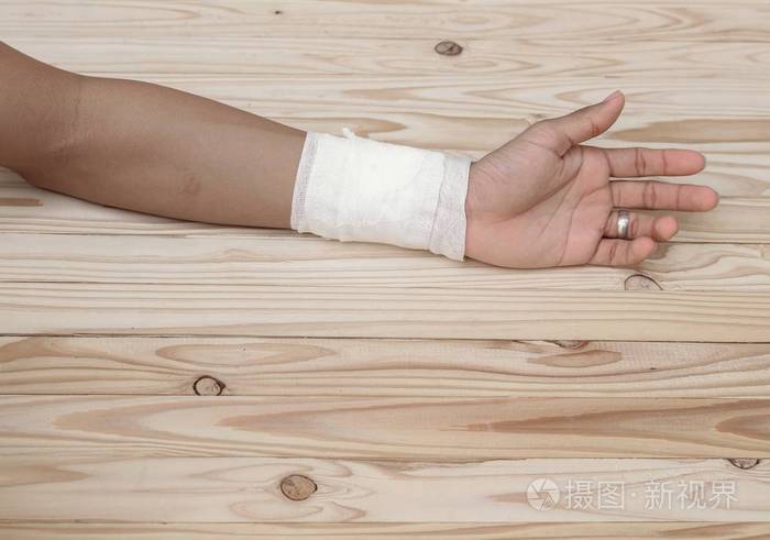 纱布绷带的手挫伤治疗病人