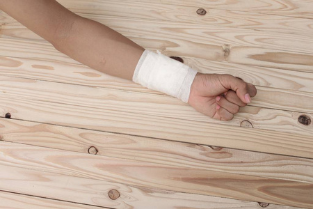 手腕挫伤纱布绷带的手挫伤.治疗病人照片