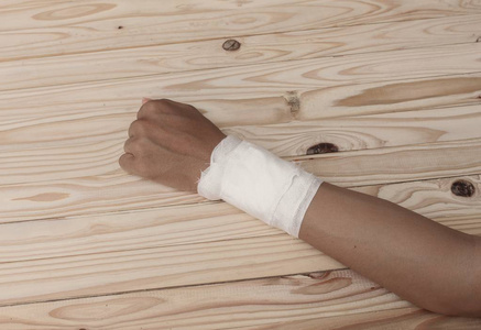 纱布绷带的手挫伤.治疗病人照片