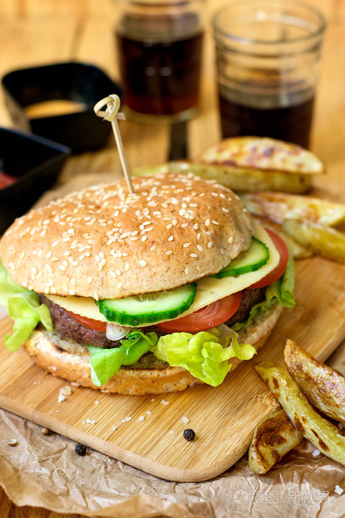 全麦面包和法式炸薯条牛肉汉堡