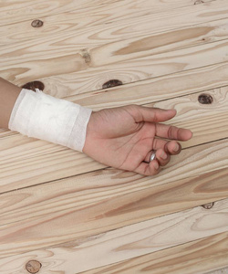 手腕挫伤纱布绷带的手挫伤.治疗病人照片