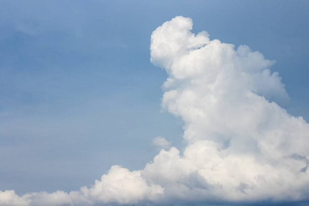 蓝色的天空与大云和雨云艺术的自然