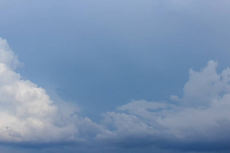 蓝色的天空与大云和雨云艺术的自然