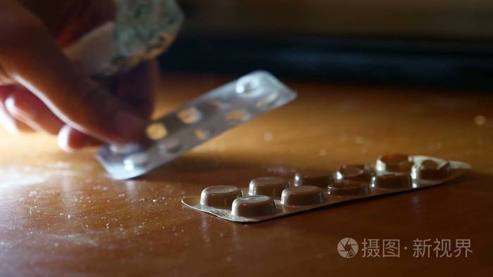 桌上感冒病案的药丸流感医生把视频放在桌子上的温度计上