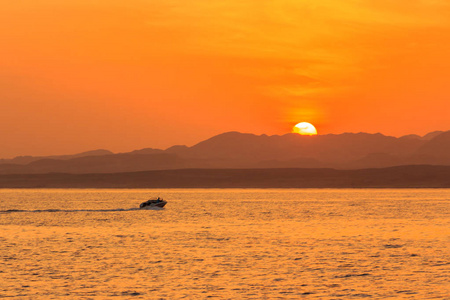 小船漂浮在夕阳的光线图片