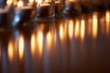 燃烧的蜡烛，在透明的玻璃，发亮的地板，反射。情绪 松弛 祷告和安慰