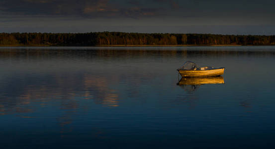 小船在平静的海面为背景图片