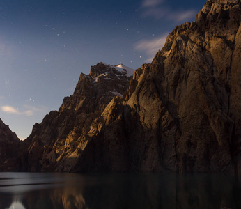 反映在高山湖泊，像是一面镜子，挪威的山峰