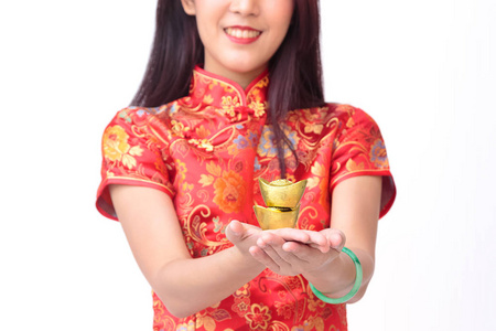 微笑的中国女士持有金锭中国新的一年