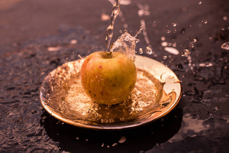 苹果在水流站在户外的板