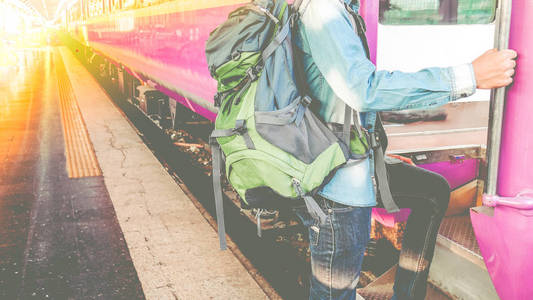 旅行者持有和加强，使一列火车在火车站的旅程旅行背包