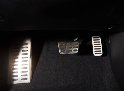 自动挡汽车脚踏板的自动挡汽车照片