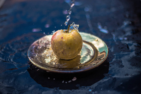 苹果在水流站在户外的板