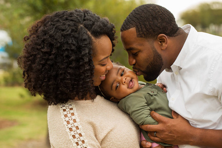 幸福的非洲裔美国家庭，与他们的孩子