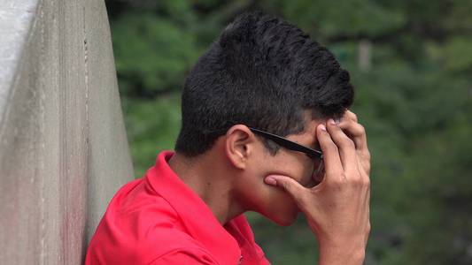 精神紧张焦虑的青少年照片