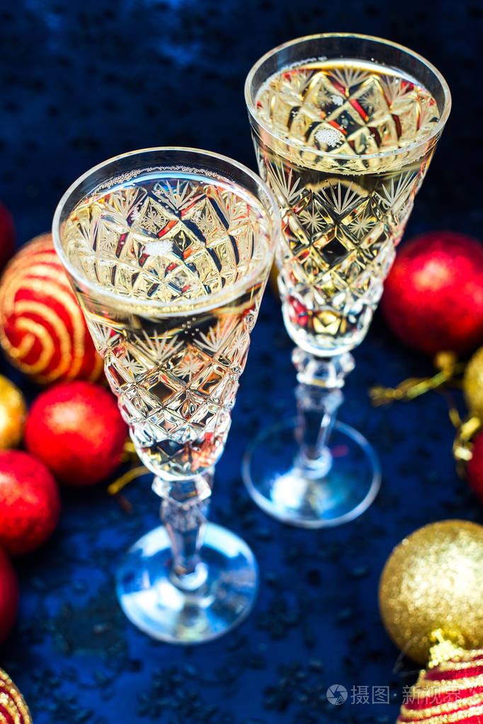 切割水晶香槟杯一杯香槟经典的香槟倒了新年除夕庆祝活动和聚会