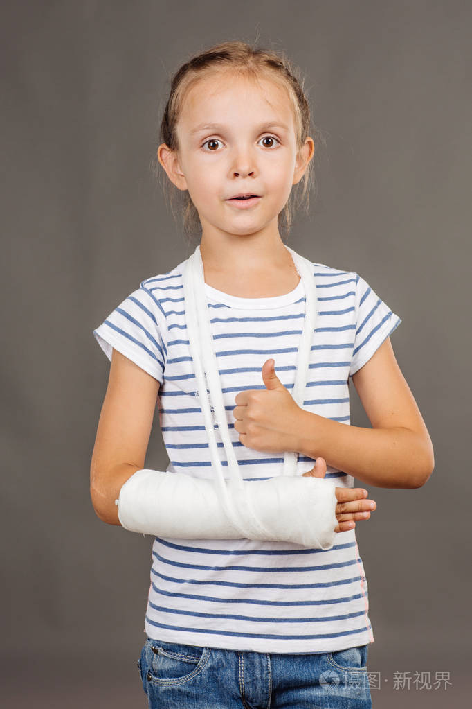 小女孩用断胳膊