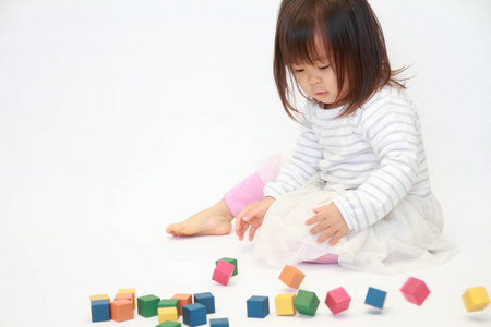 日本女孩玩积木2岁