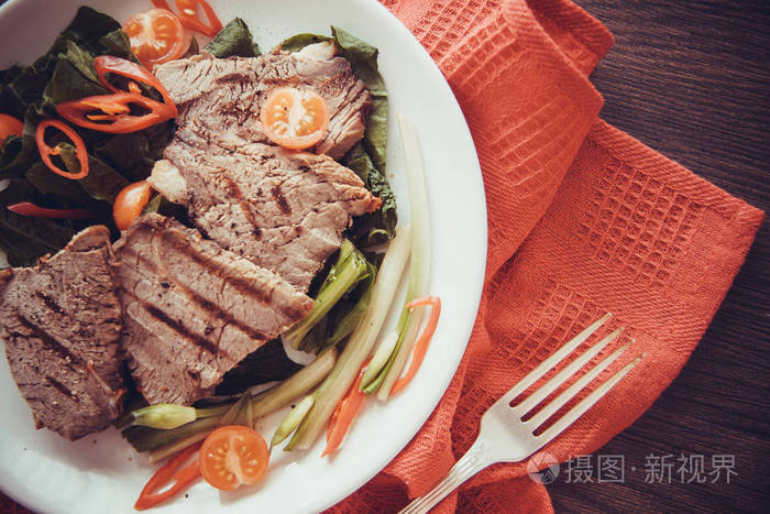 菠菜与辣椒的小牛排沙拉在白板上