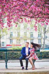 浪漫的情侣在巴黎与樱花树