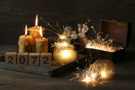 2072年在木制背景上写的立方体照片