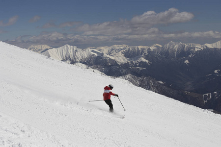 在雪中的山峰。在地平线上的那座山观