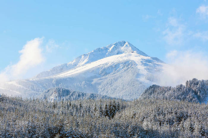 旅游滑雪背景与斜坡 积雪的山峰 copyspace