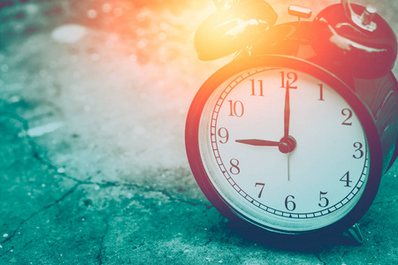 特写老式时钟选择焦点在9点钟照片