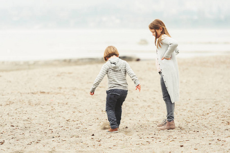 两个小孩子图片