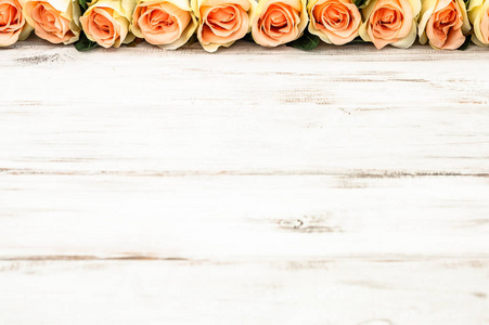 粉红玫瑰的白色木制背景 鲜花框架为情人节卡 喜帖 模板