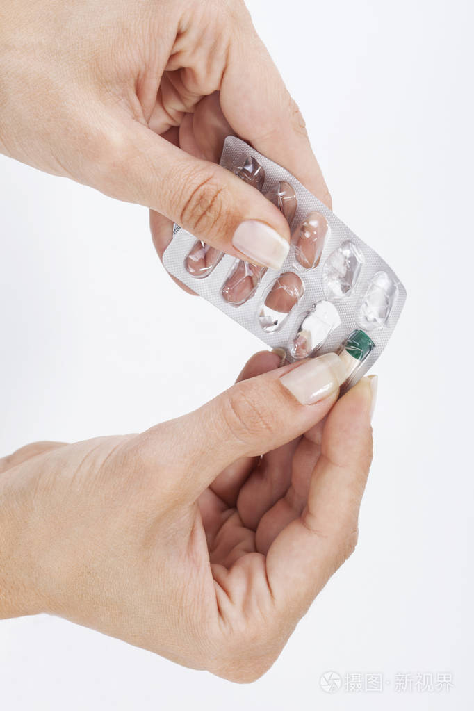 女人吃药照片-正版商用图片0wc2y8-摄图新视界