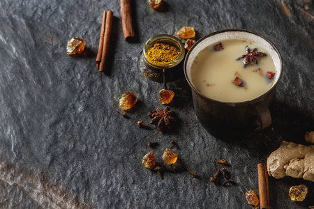 传统的印度咖喱茶在陶瓷杯牛奶的香料