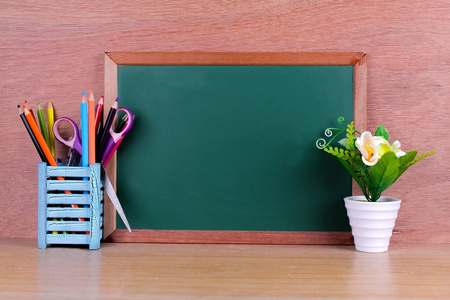 绿色学校黑板写的句子空格照片