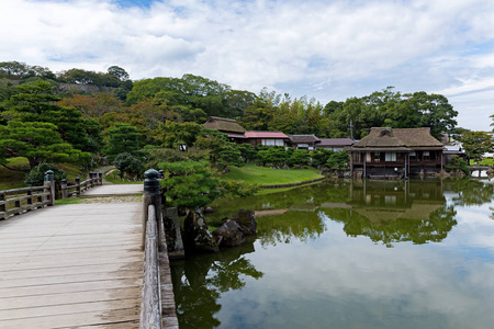 彦根城堡与池塘