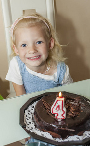 生日蛋糕的女孩的肖像